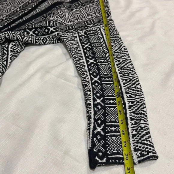 (H1)Old Navy, black and white,Aztec style
Cardigan sweater,LG
Heavyweight cotton - Picture 10 of 11